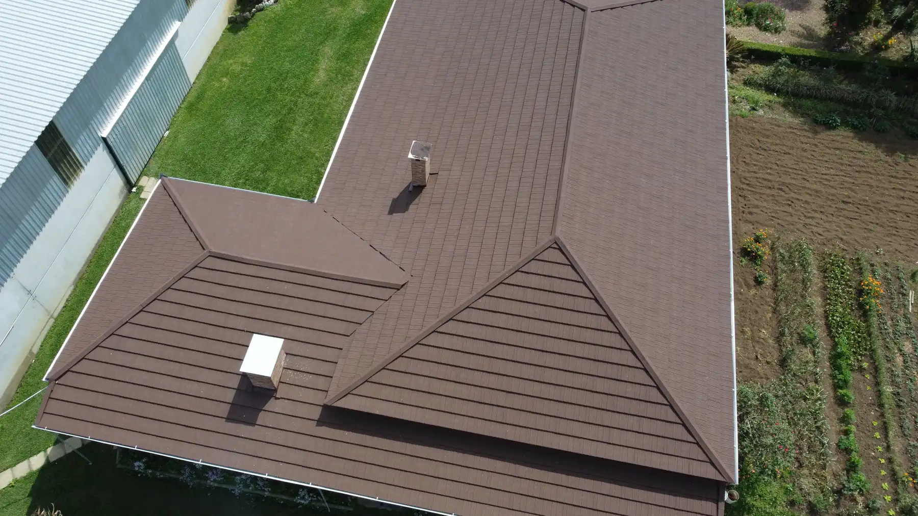 Obra real com telhado Rock Steel Brownwood e diferentes águas na cobertura
