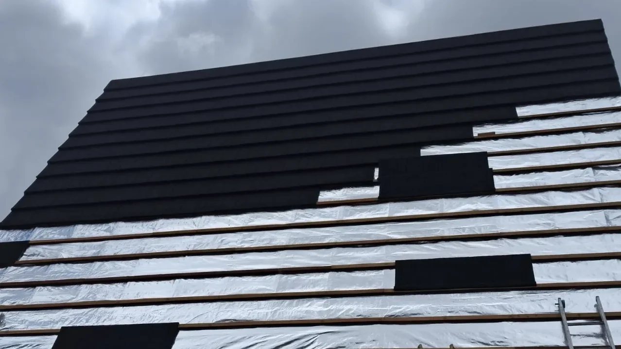 Montagem da Rock Steel sobre ripas, com subcobertura visível
