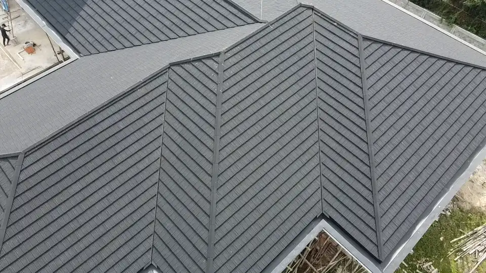 Vista superior de telhado Rock Steel na cor Onix Black, com encontros entre diferentes águas e acabamentos de cumeeira.
